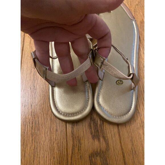 Women's Gold T Strap Sandals casual with Circular Accents and Rubber Soles sz 42 - Picture 3 of 5